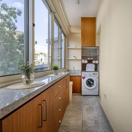 Berengaria Court - Sea Views 2bdr דירה